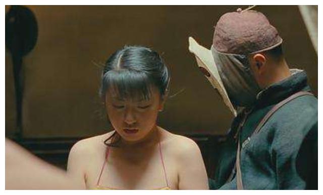 她在让子弹飞几分钟镜头肚兜被扯飞的丫鬟今美到不像话