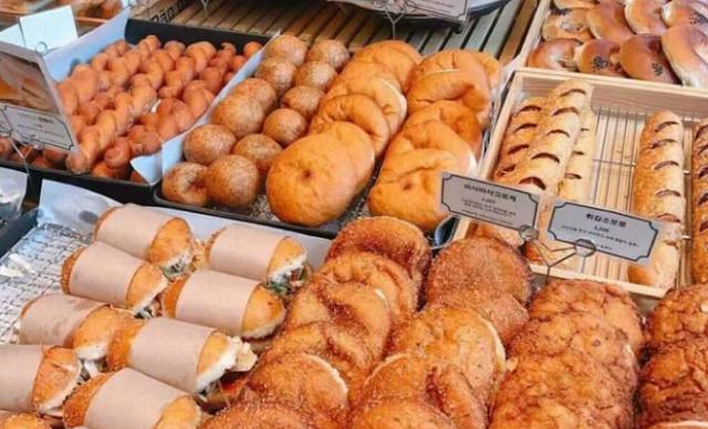 面包店当天卖不完的面包如何处理？原来都是这么“消失”掉了！休闲区蓝鸢梦想 - Www.slyday.coM