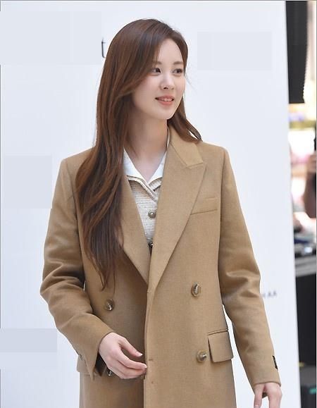 少女时代成员徐贤出席活动 脱外套大秀身材