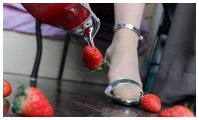 被高跟鞋踩一下会有多痛?看这个水气球的下场,隔着屏幕都感觉疼