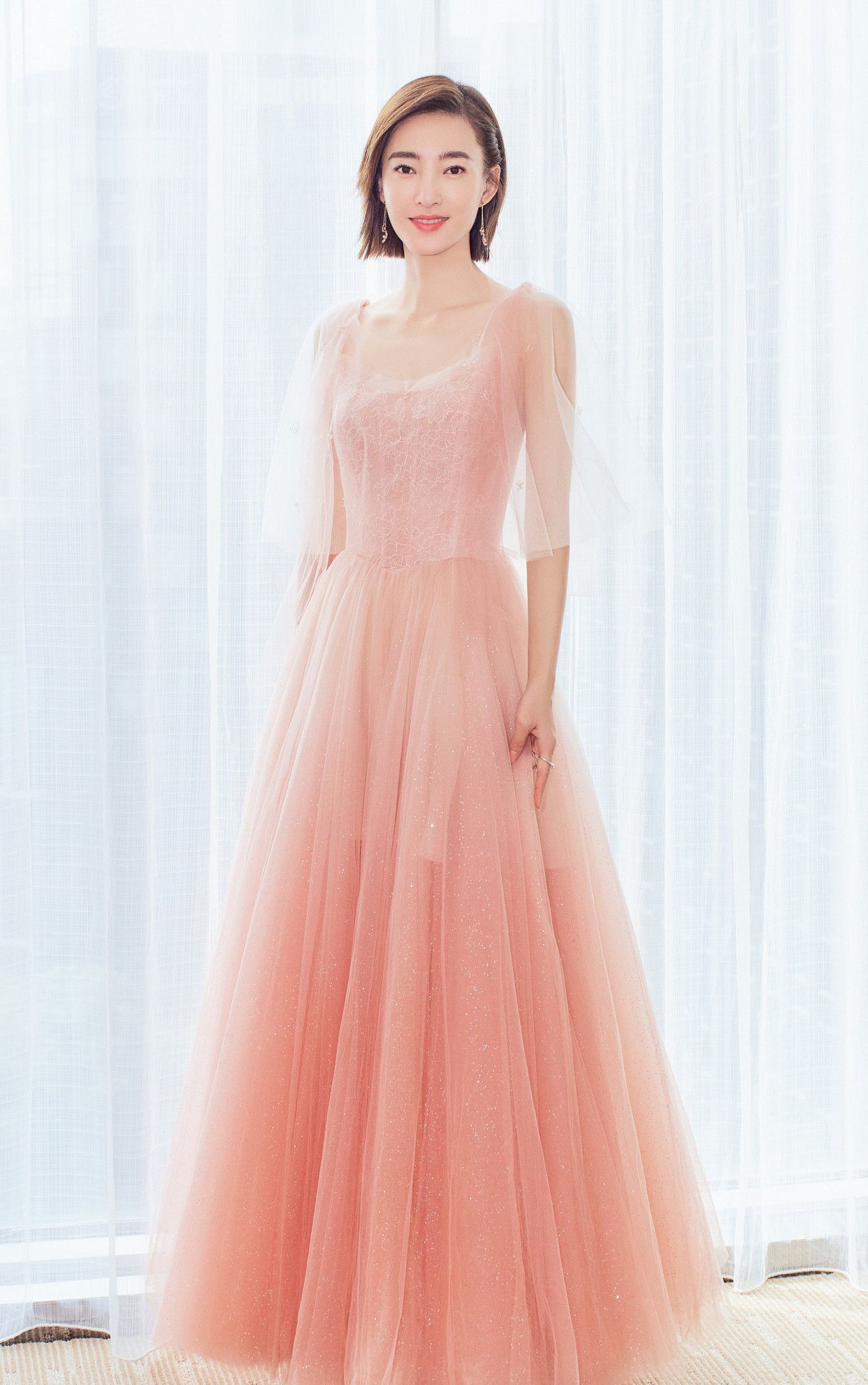 图一是女神王丽坤,身着一袭粉色纱裙,仙气十足!