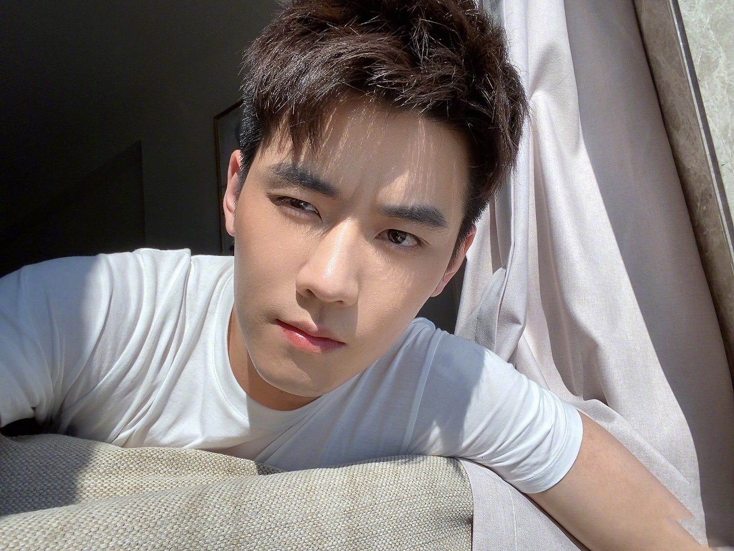 任豪身穿白色t恤,聚焦立体帅气的五官,俊逸少年在线狙击你的心_高清