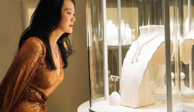 50岁咏梅越老越有韵味,长裙造型奢华高级,"影后"长相真大气|咏梅|影后