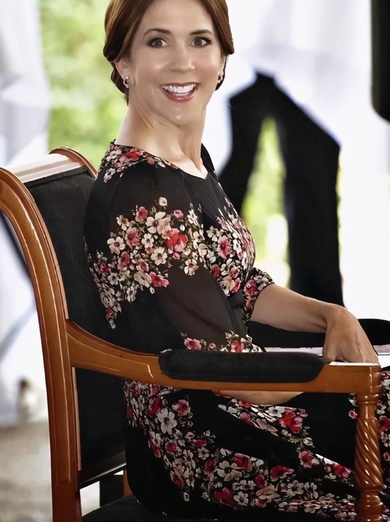 48岁丹麦最美王妃 从"灰姑娘"到女王的童话 搭配高级而唯美