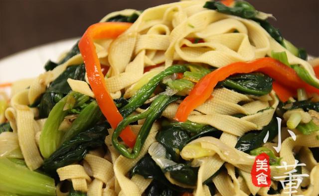 一道家常千张炒菠菜,清淡少油,步骤简单,特地道的农家菜