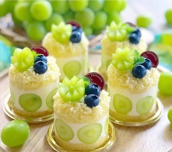 精致成艺术品的慕斯小蛋糕