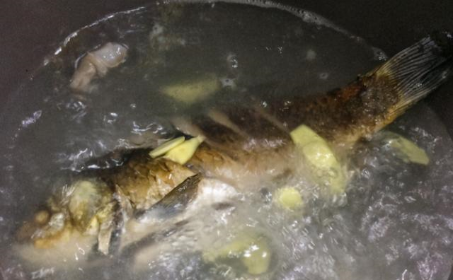 它是鱼腥的死对头！炖鱼时往里放1勺，鱼肉更加鲜嫩，腥味全无！休闲区蓝鸢梦想 - Www.slyday.coM