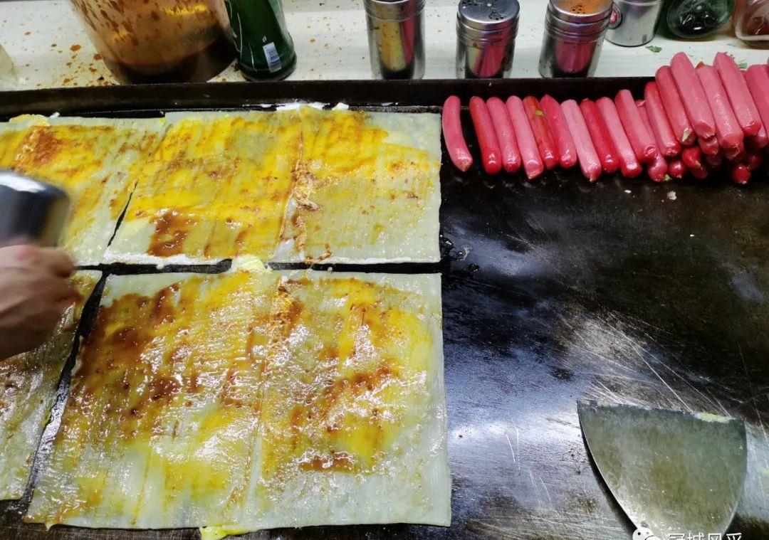 还记得当初第一次吃烤冷面就是在这条街,这个摊位