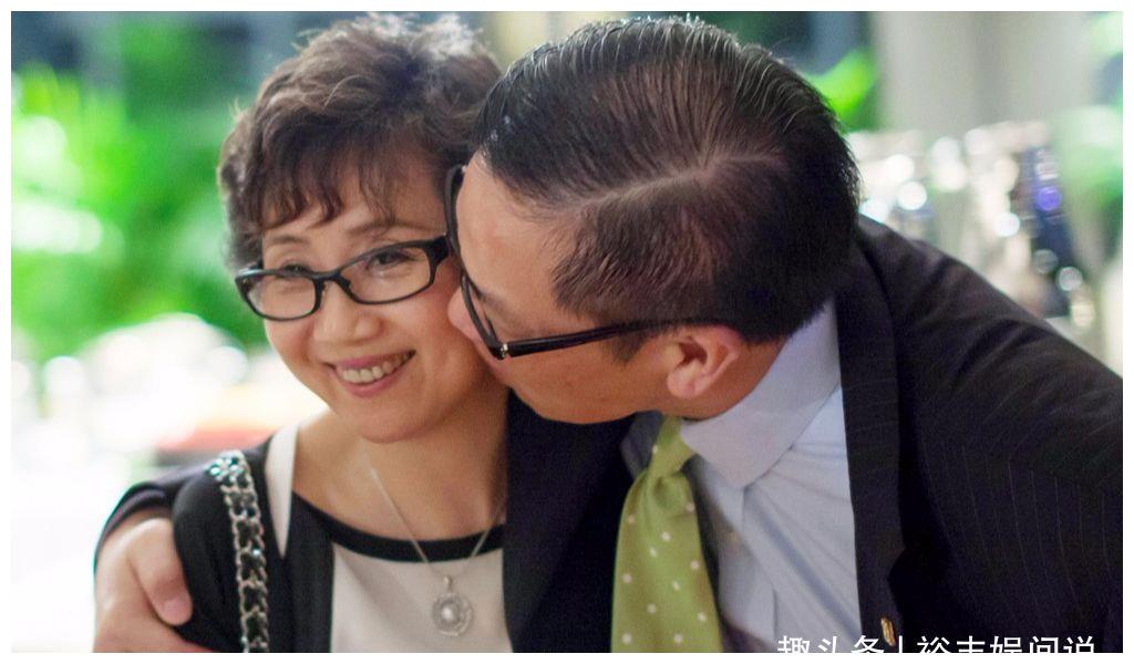 60岁张德兰近照罕有曝光,皮肤白皙少女感犹在,结婚32年无儿无女__财经头条