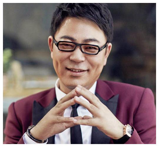 47岁高亚麟的近照,80后老婆是她,长得比宋丹丹还美啊