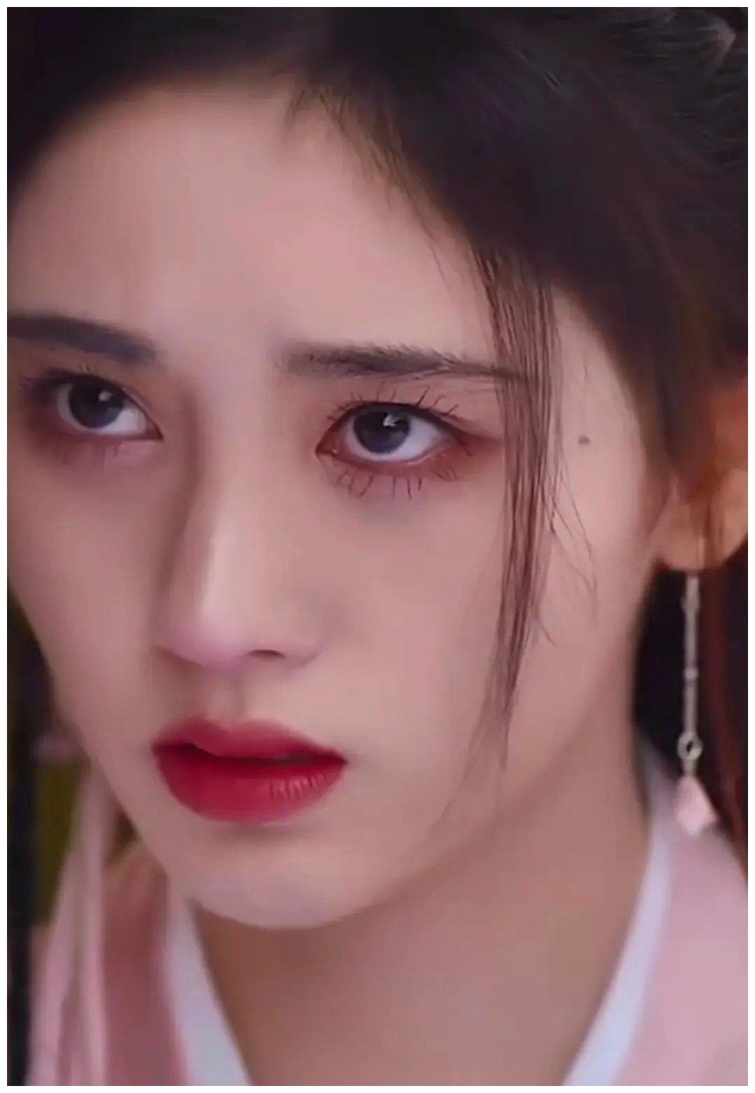 《如意芳霏》鞠婧祎眼妆好夸张,眼睫毛都刷成蜘蛛腿了,看着出戏