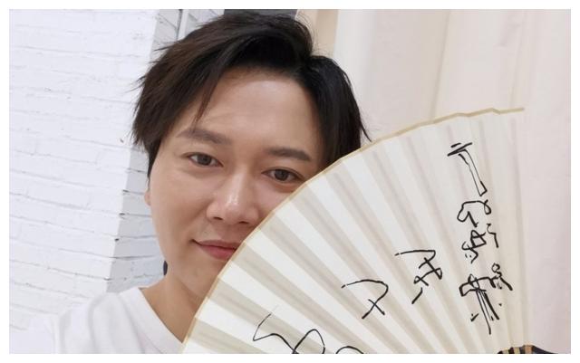 孟鹤堂晒郭德纲亲笔扇子,题字被质疑不太吉利,老郭这是咋想的?