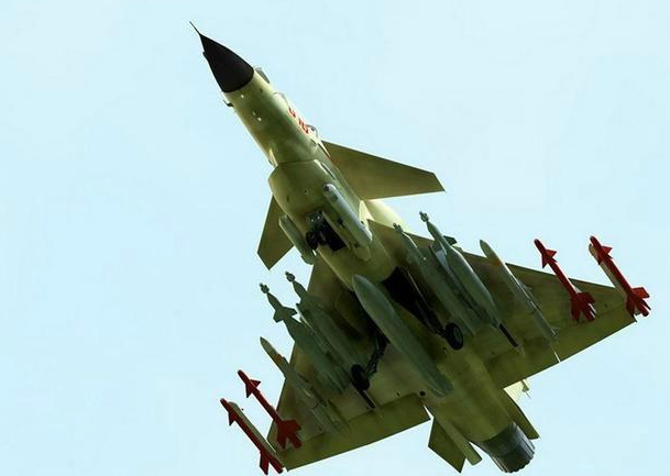 从众多的公开图片中可以看出,歼10c战斗机的外挂点数量是11个无疑,这