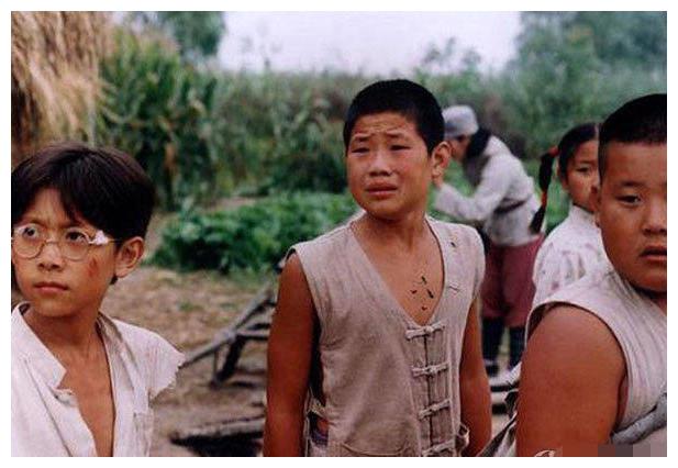 但还是给一个人当配角,他就是谢孟伟,主演电视剧《小兵张嘎》当中的
