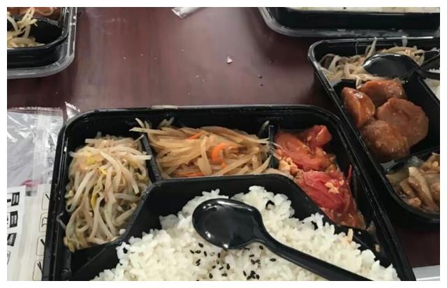 横店群演晒盒饭荤素搭配标准不低可一个场景父母看了准心疼