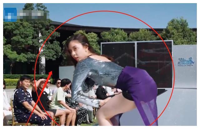 宋妍霏《跑男》跳热舞,镜头扫过郑恺跟李晨,已婚跟未婚的区别