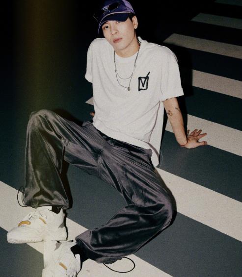 王嘉尔绿配绿私服好看吗(王嘉尔如何打造帅气绿色私服) 王嘉尔绿配绿私服好看吗(王嘉尔如何打造帅气绿色私服)