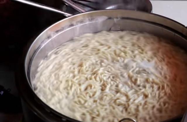 山东枣庄美食之【滕州大肉手擀面】！