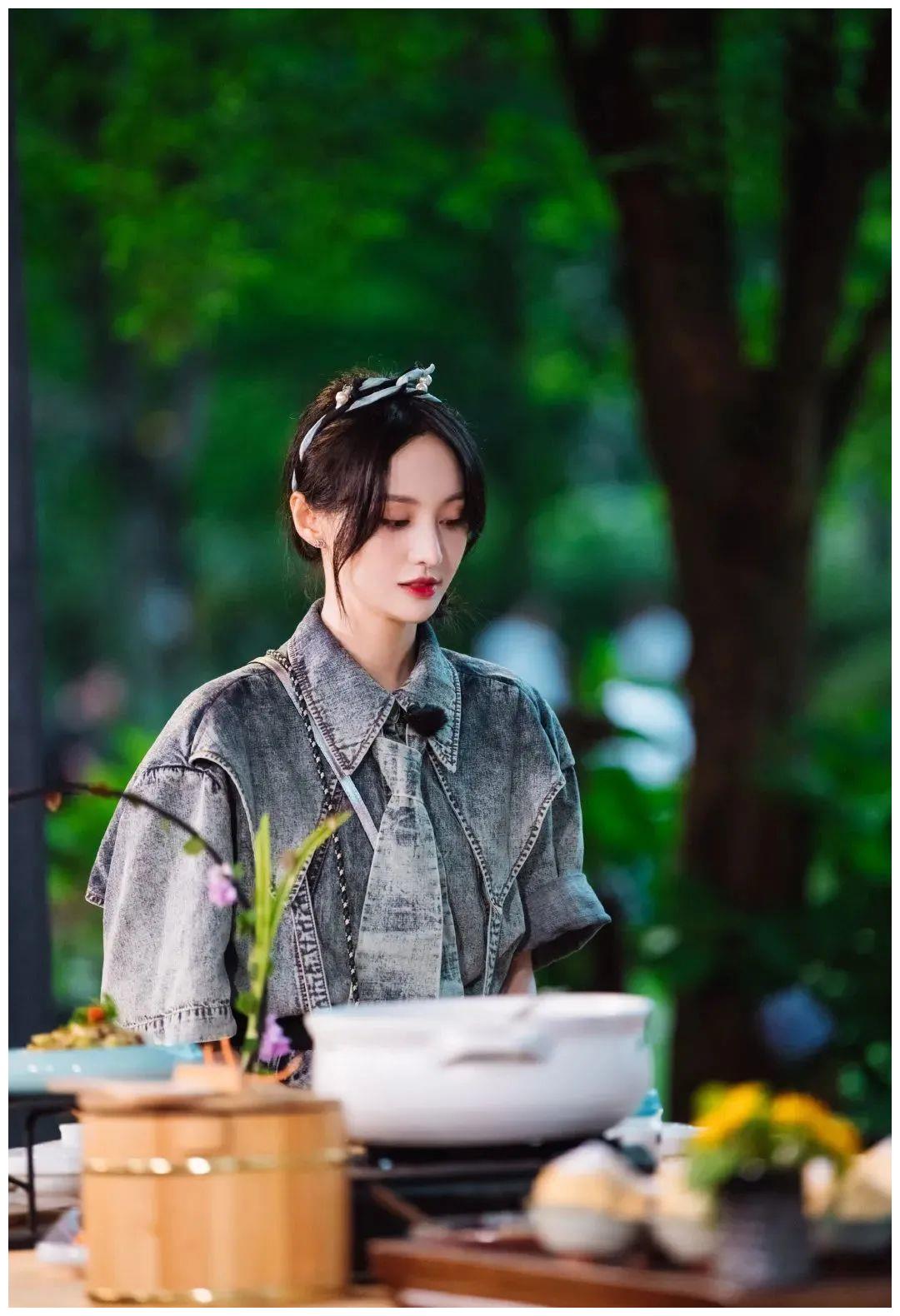 近日在《奇妙小森林》这档综艺节目中,郑爽被节目组cue到谈一谈自己