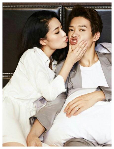 杨幂,魏大勋恋情疑似第三次曝光,网友:男未婚女未嫁有问题吗?