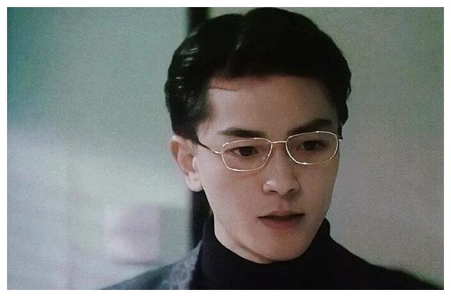 一直不觉得郑伊健帅,直到刷到他戴眼镜的照片,霸道总裁本人没错__财经