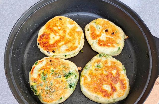 韭菜馅饼这样做饼皮薄如纸调馅不出水还不用揉面不用擀面