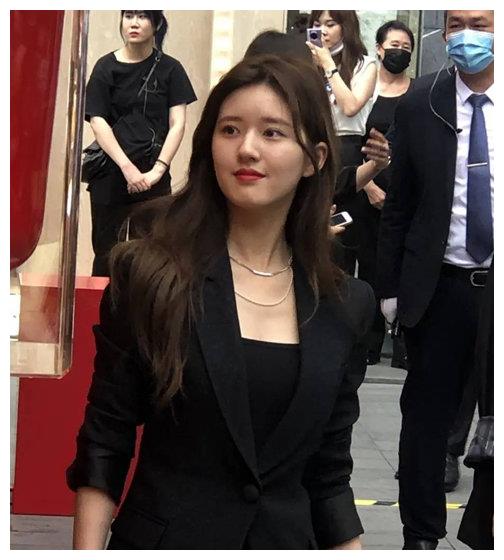 路人镜头下的女明星,赵露思圆润,最后一位有18岁吗?