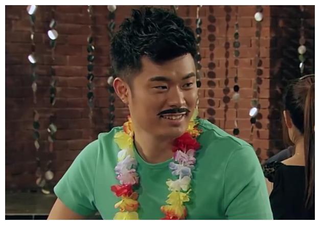 他在电视剧中,曾经饰演过两个角色,一个就是我们熟悉的曾小贤,在剧中