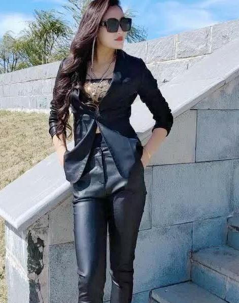 美女大姐大皮衣皮裤齐搭的御姐女神一般女人没这种气场