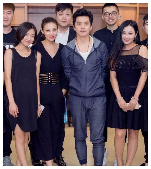 看到两人合照后,网友:这颜值谁敢晒啊|李健|孟小蓓|老婆_新浪新闻