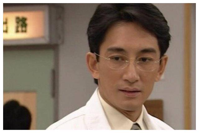 提及医生这个角色,想必不少网友第一时间想到的便是吴启华在剧集