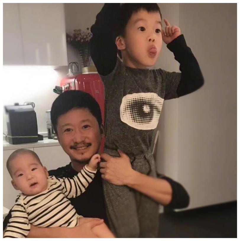 吴京晒与孩子玩乐视频有谁注意到家中装饰过于真实了
