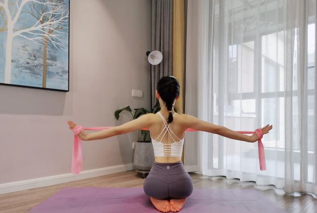 5招瑜伽动作,助你轻松拥有完美背部,回头率暴增__财经头条