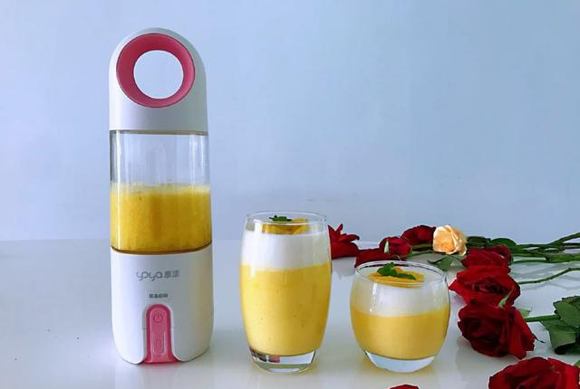第二步:榨汁机中装入芒果丁,酸奶.