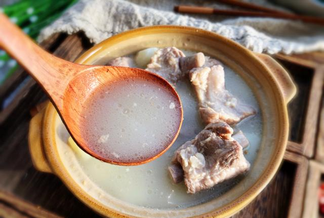 做排骨汤总是清汤寡水不好喝记住这句话排骨轻松煮出奶白汤