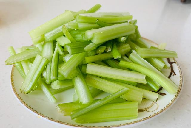 最常见的家常菜芹菜炒粉条,究竟怎么做最好吃?|芹菜|粉条|炒粉_新浪新