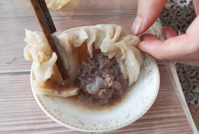 牛肉灌汤包好吃有秘诀,厨娘教你一招,皮薄馅香,咬一口就流油|牛肉