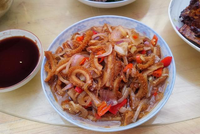 第二道菜是牛肚炒洋葱,不过这里的牛肚是伯伯提前卤好,再来和洋葱烹炒