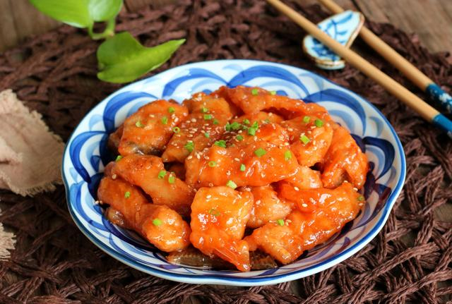 做糖醋鱼块,学会饭店的做法,上色透亮,嫩滑多汁,1周3次吃不腻|玉米