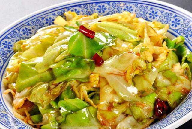 炒包菜时,不要直接下锅炒,多加一步,鲜嫩爽脆口感好!