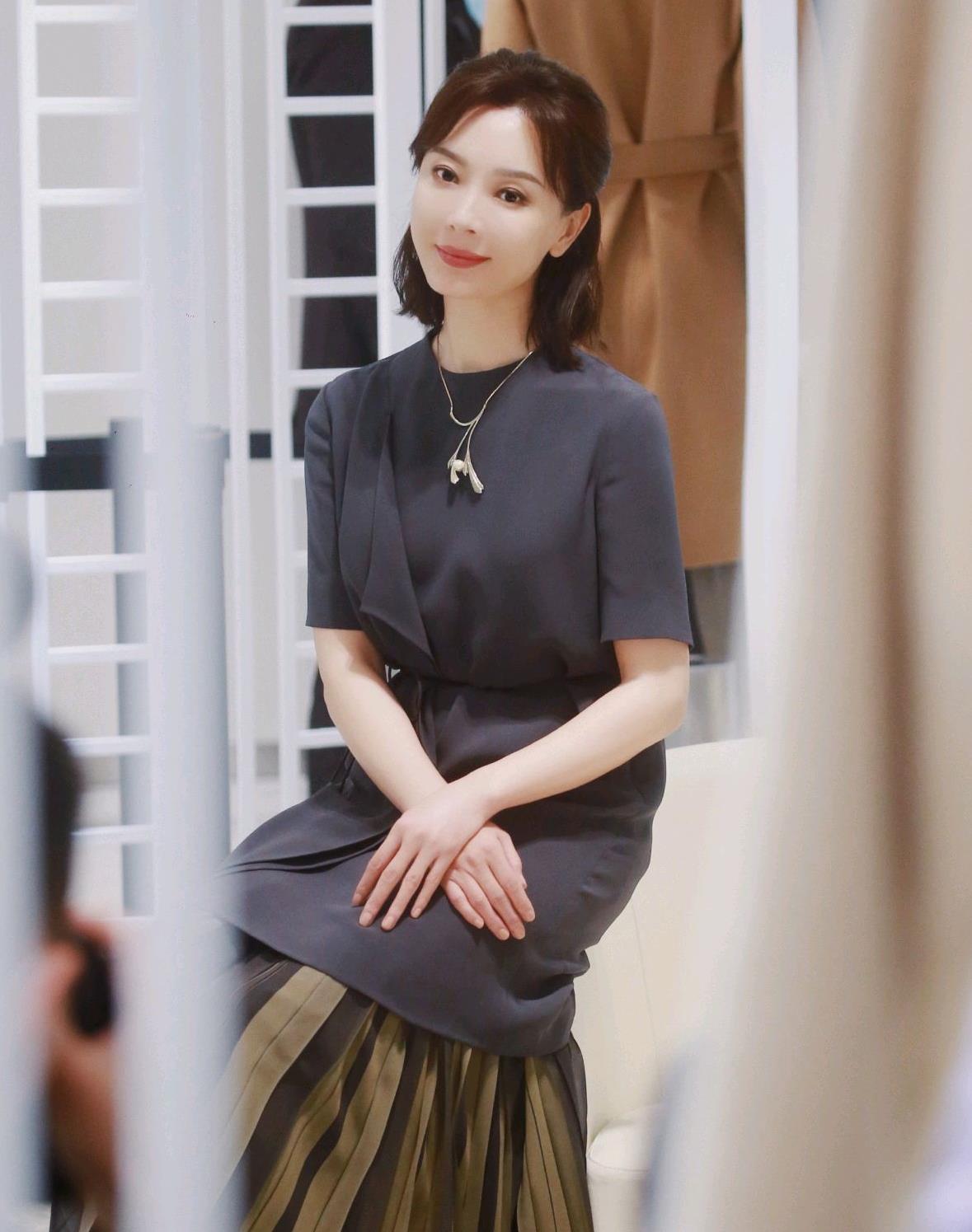 陈数的高级穿搭来袭身穿一袭简约精致的连衣裙气质优雅高贵