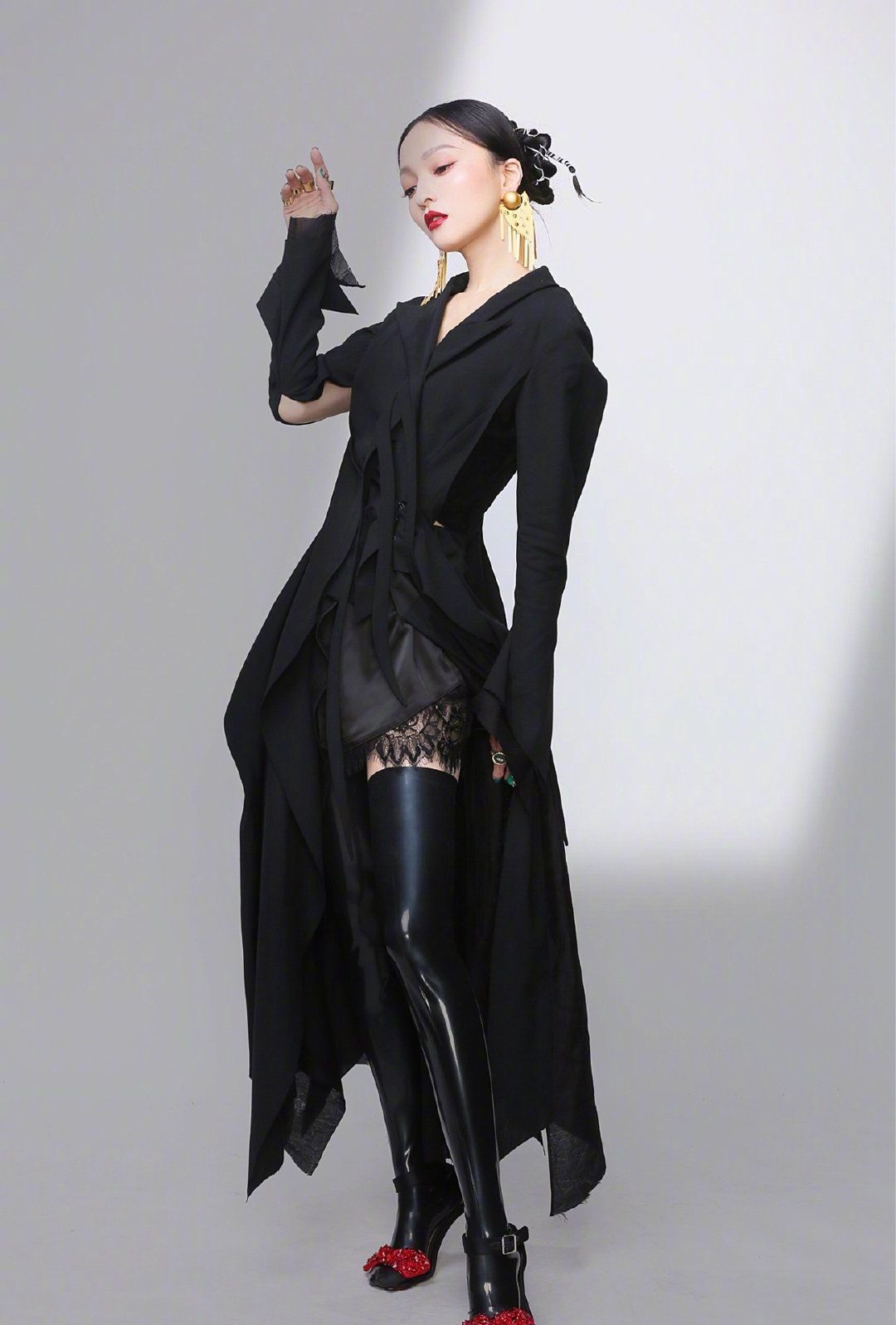 张韶涵"暗黑系"太惊艳,哥特式洛丽塔风格,这还是熟悉的她吗