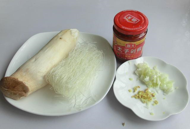 做法:1.杏鲍菇洗净,切薄片.