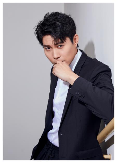 演了几年正剧一直是龙套,为了糊口去演喜剧,意外爆红票房22亿