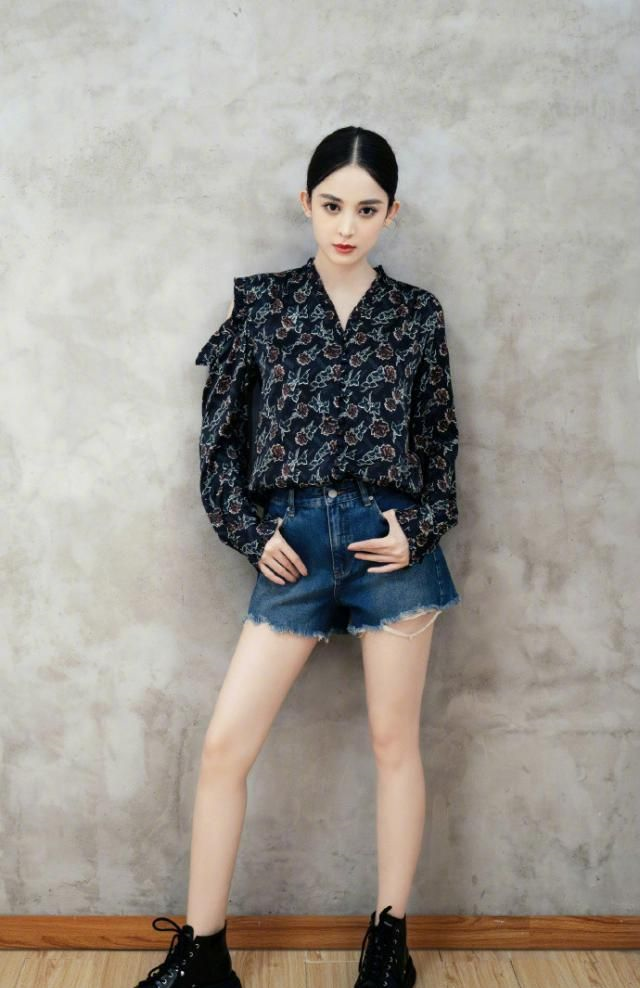 古力娜扎披肩短发超飒爽搭配黑色紧身皮裤身材比例辣眼睛