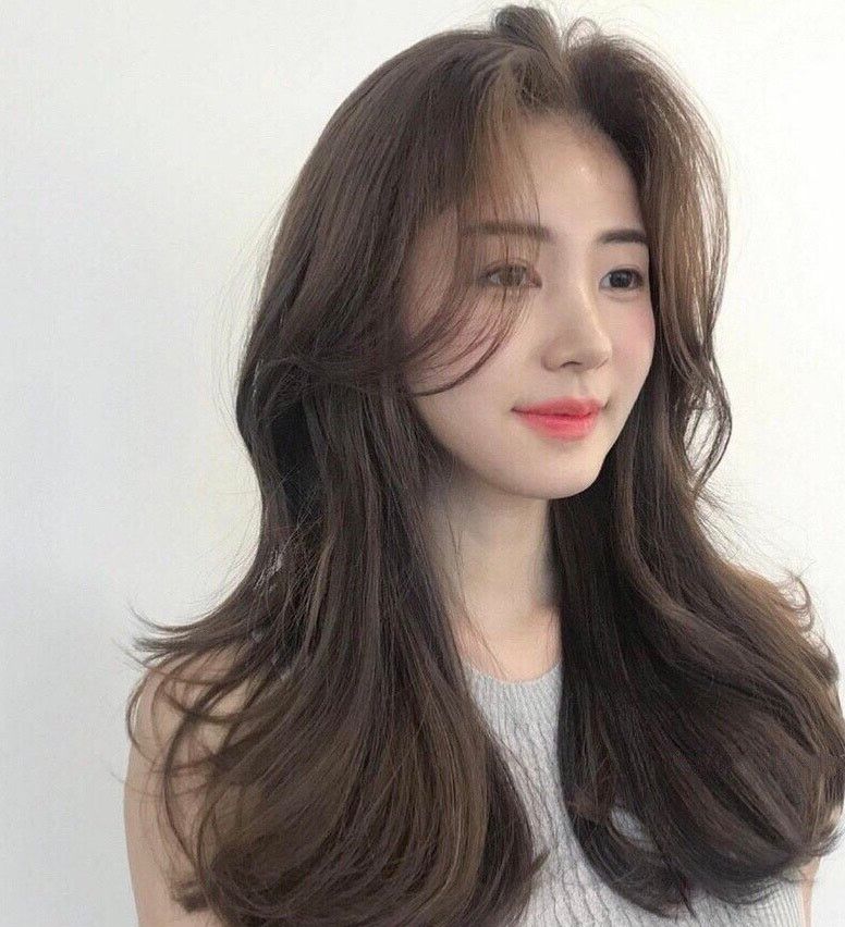 这款蓬松的大s型卷发搭配八字刘海,少女心十足搭配颜色更好看