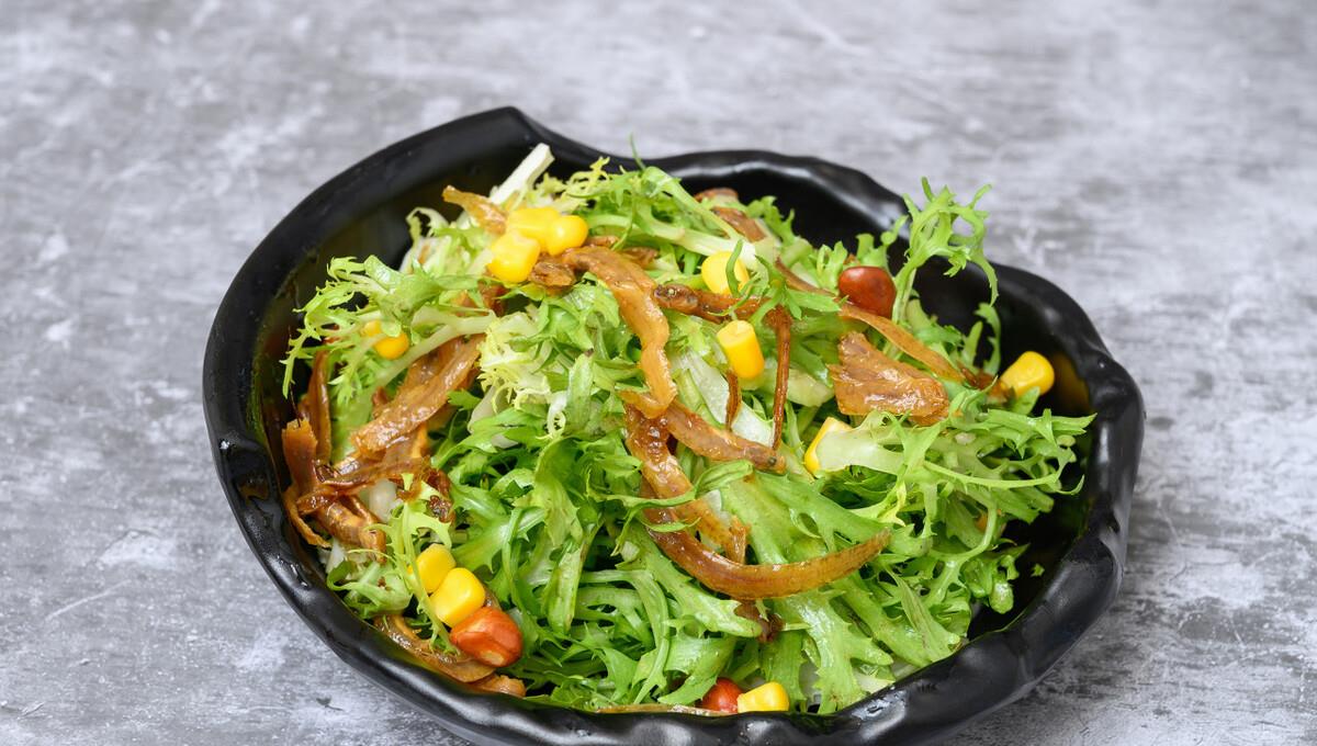 4. 把自己喜欢吃的花生豆或馓子,或者核桃仁,松花蛋之类的放进苦菊中.