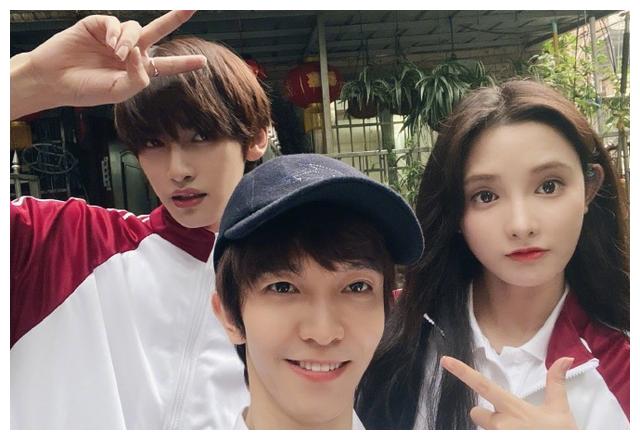 郭敬明晒与彭小苒合照拍少年之名,第一天拍通宵,睡俩小时又开工__财经