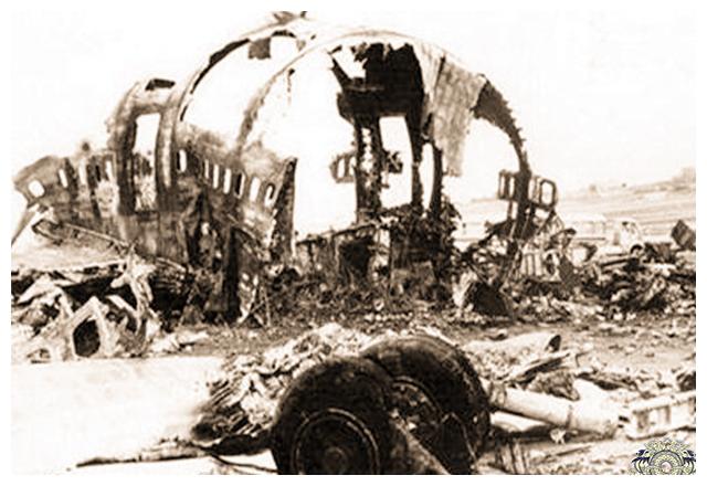 老照片直击戴笠坠机,葬礼现场:图2是飞机残骸,图8墓地被挖开