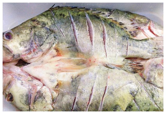 安徽名菜"臭鳜鱼",闻起来臭,吃起来香,可媲美湖南臭豆腐